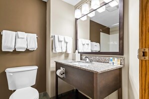 Chambre Standard, 2 grands lits | Salle de bain | Ensemble baignoire-douche, articles de toilette (gratuits)