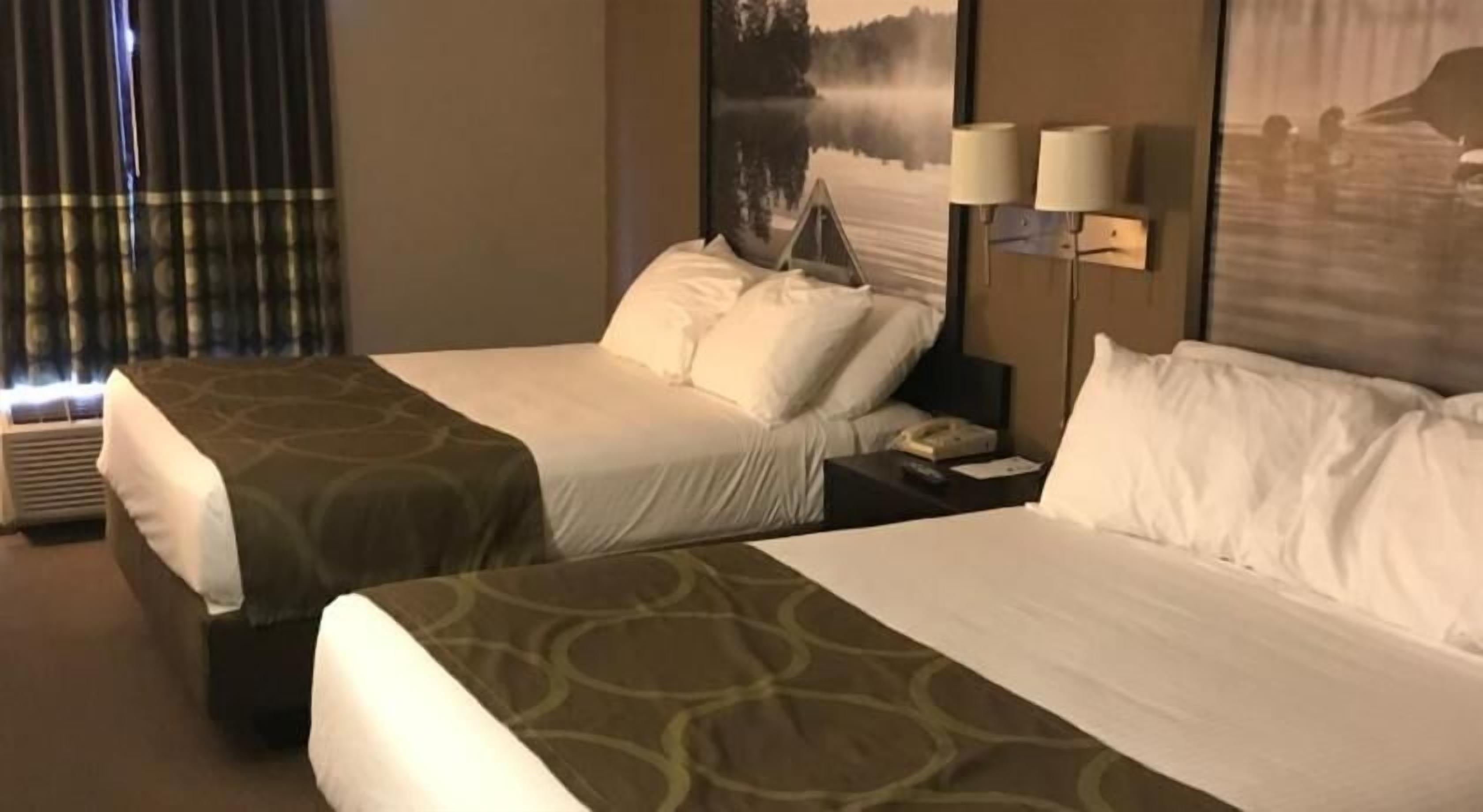 Escritorio, tabla de planchar con plancha, wifi gratis y ropa de cama 