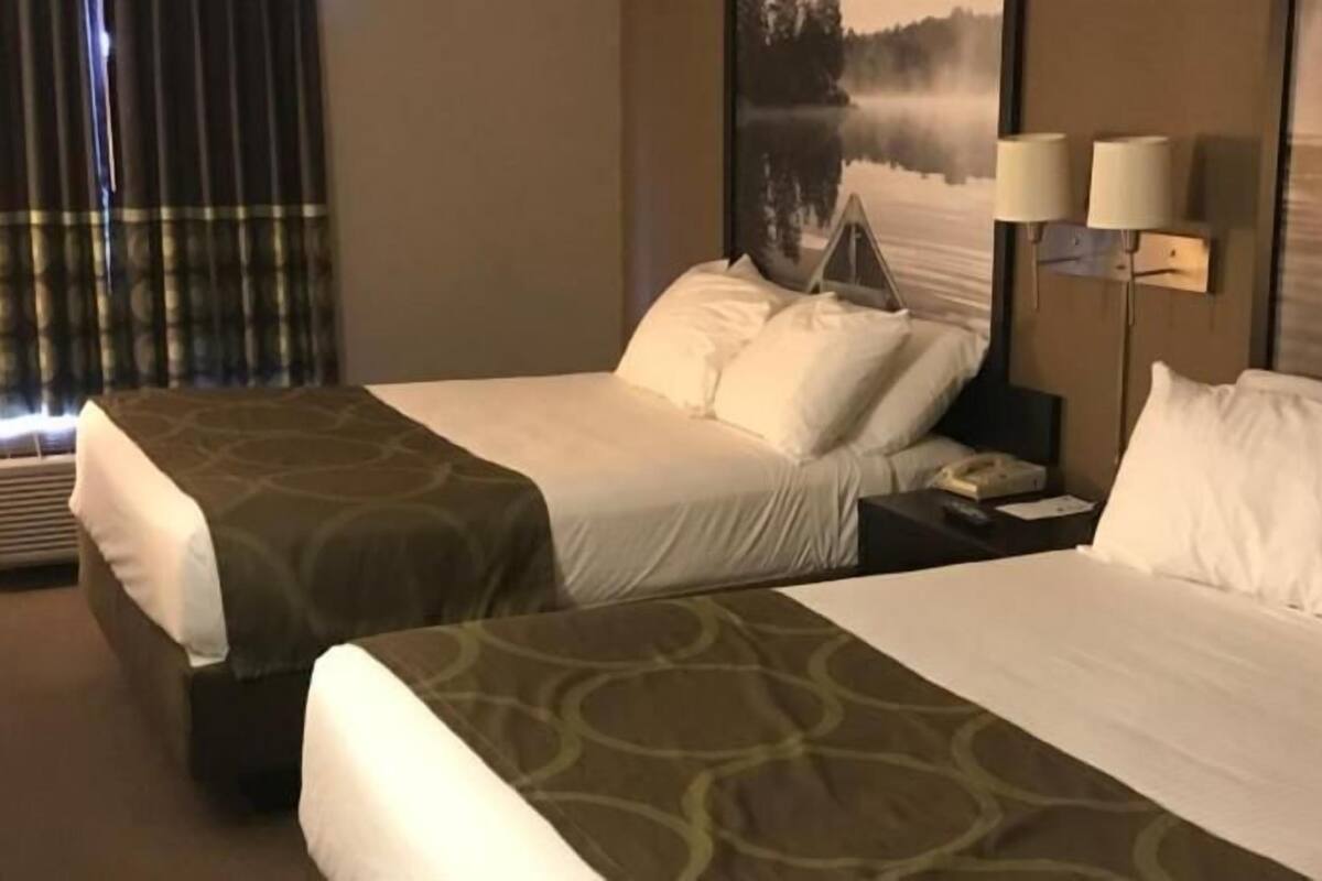 Escritorio, tabla de planchar con plancha, wifi gratis y ropa de cama