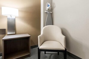 Habitación estándar, 1 cama de matrimonio, accesible para personas con discapacidad | Escritorio, tabla de planchar con plancha, wifi gratis y ropa de cama