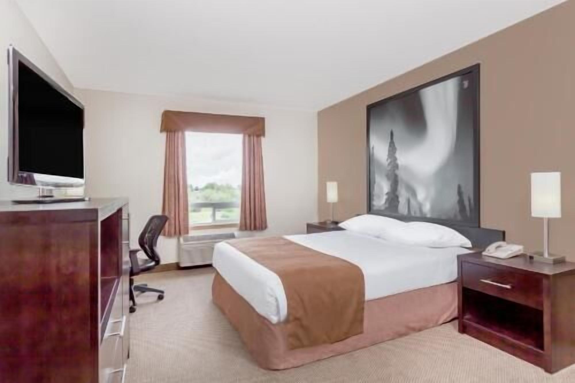 Escritorio, tabla de planchar con plancha, wifi gratis y ropa de cama 