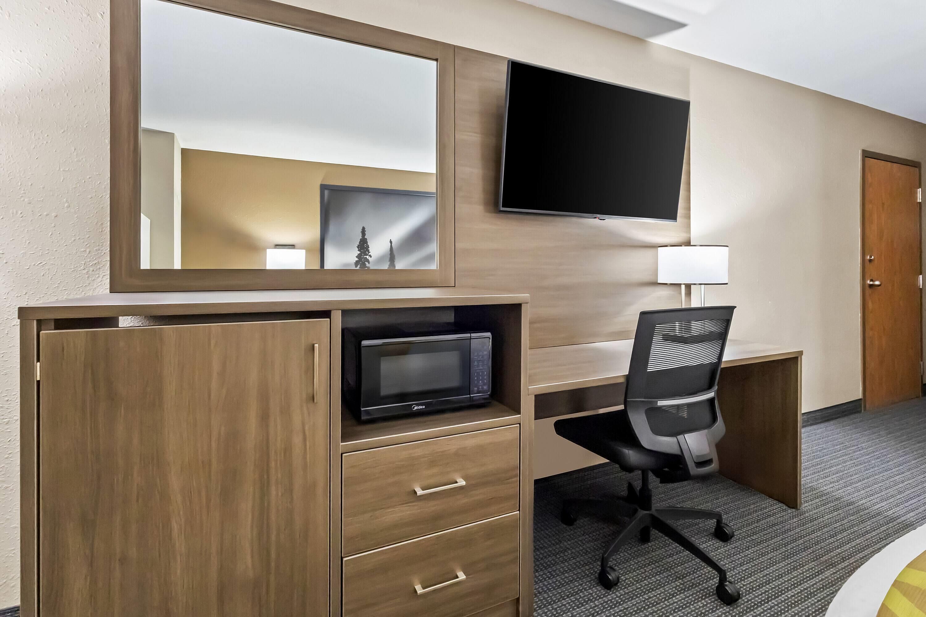 Standard Room, 1 Queen Bed | Desk, iron/ironing board, free WiFi, bed sheets