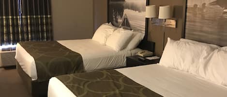 Habitación estándar, 2 camas Queen size | Escritorio, tabla de planchar con plancha, wifi gratis y ropa de cama