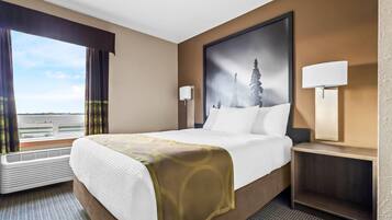 Escritorio, tabla de planchar con plancha, wifi gratis y ropa de cama