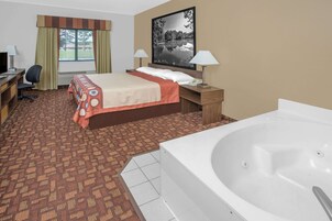 Suite monolocale, 1 letto king, non fumatori | Una scrivania, postazione laptop, tende oscuranti, ferro/asse da stiro