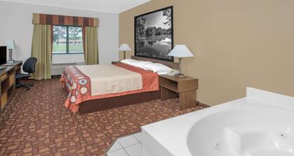 Super 8 by Wyndham Three Rivers