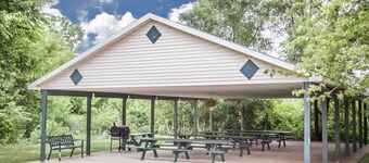 Super 8 by Wyndham Three Rivers