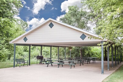Super 8 by Wyndham Three Rivers