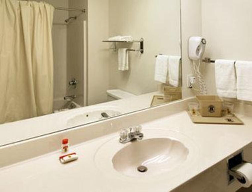 Baño | Tina con regadera, amenidades de baño gratuitas, secadora de cabello 