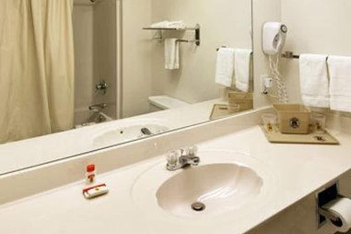 Baño | Tina con regadera, amenidades de baño gratuitas, secadora de cabello