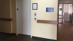 Hotellin käytävällä on opastekylttejä, jotka osoittavat huoneiden, uima-altaan, kylpylän, kokouskeskuksen, wc-tilojen sekä juoma- ja välipalakoneiden sijainnin.