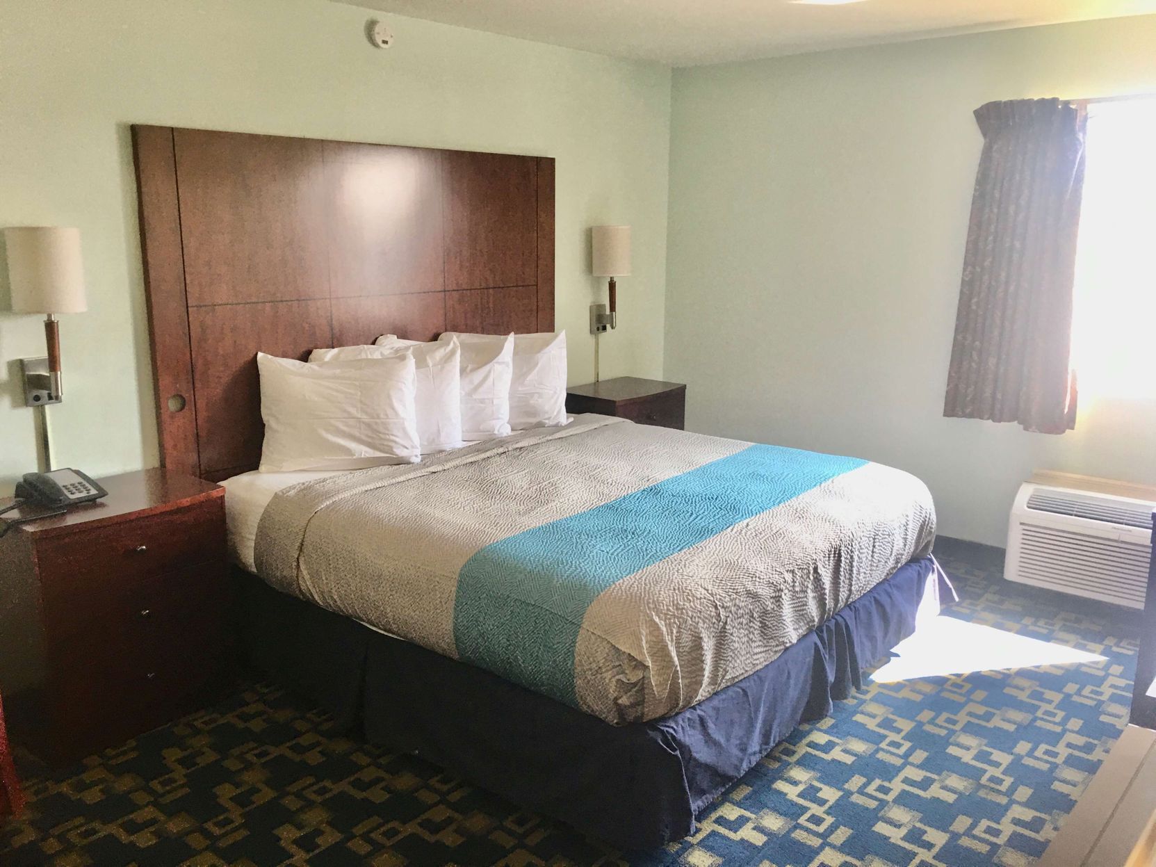 デスク、ノートパソコン用作業スペース、WiFi (無料)、ベッドシーツ