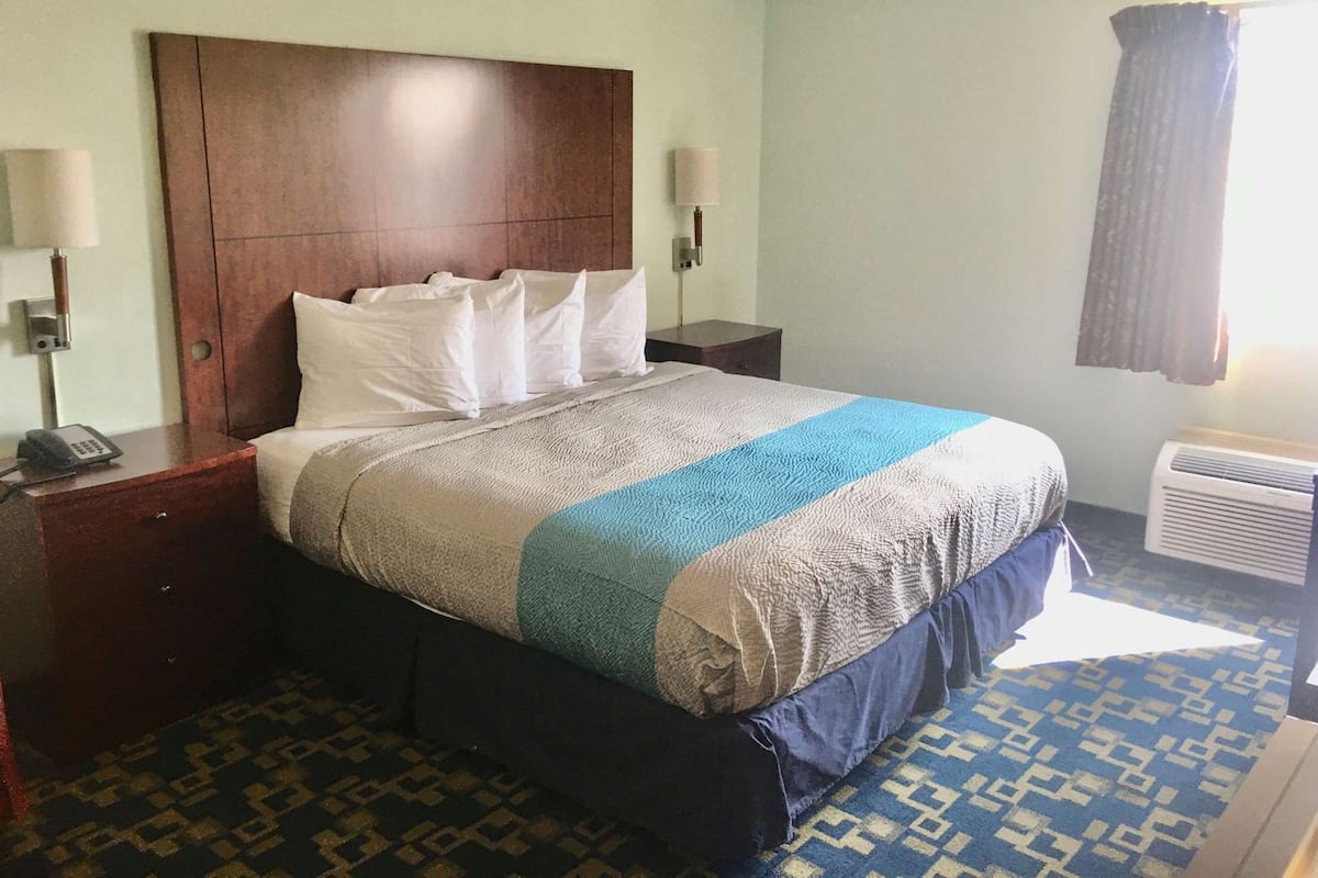 Schreibtisch, laptopgeeigneter Arbeitsplatz, kostenloses WLAN