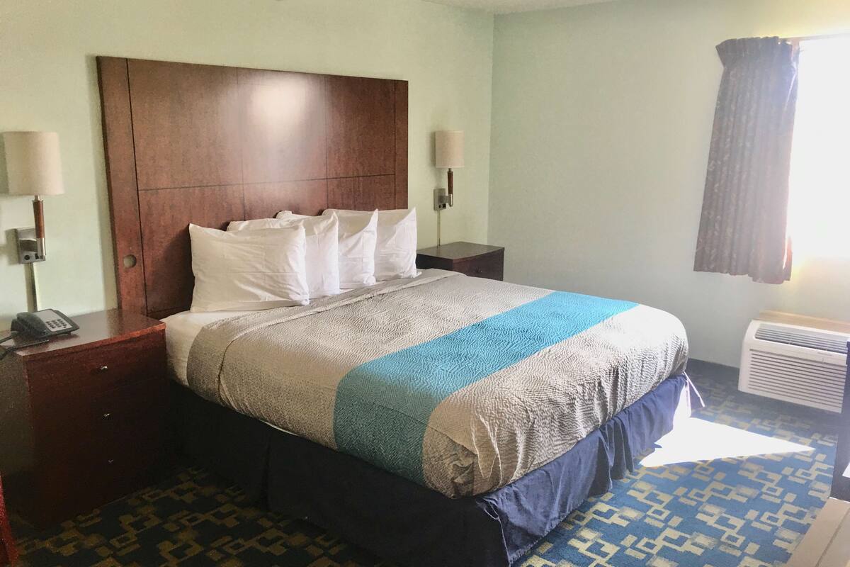 Desk, laptop workspace, free WiFi, bed sheets