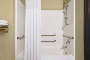 Zimmer, 1 Queen-Bett, barrierefrei, Nichtraucher (Mobility Accessible) | Badezimmer | Kostenlose Toilettenartikel, Haartrockner, Handtücher