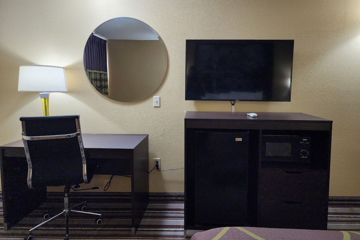 Schreibtisch, Verdunkelungsvorhänge, Bügeleisen/Bügelbrett