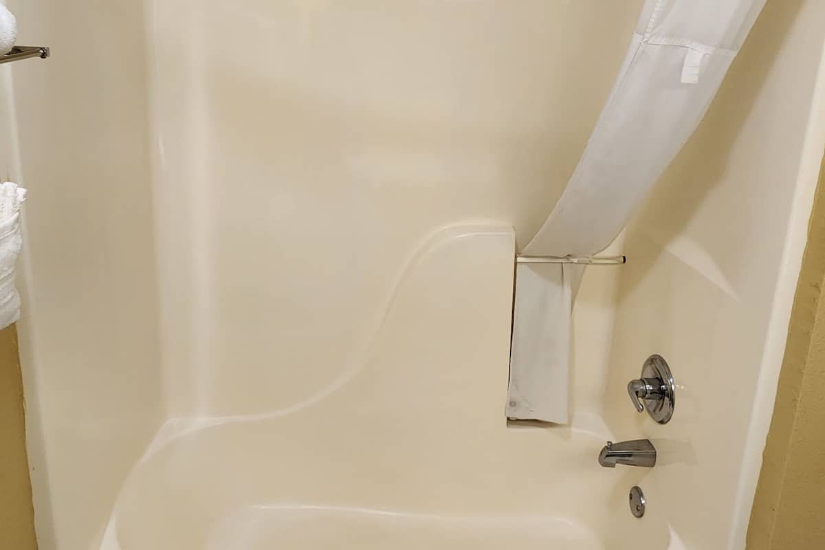 Duschwanne, kostenlose Toilettenartikel, Haartrockner, Handtücher