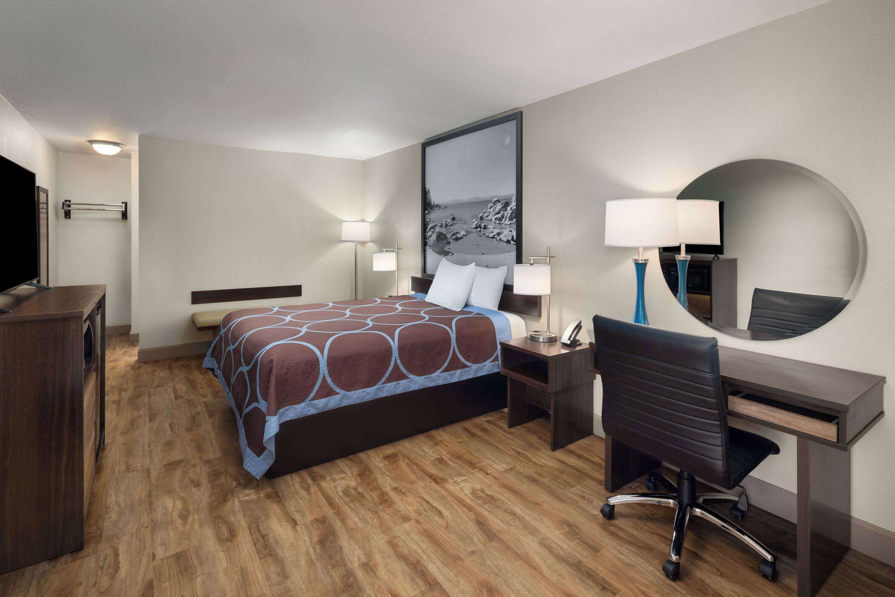 Room, 1 Queen Bed, Non Smoking | Free WiFi, alarm clocks