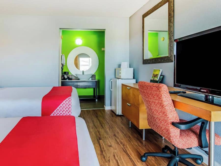 Zimmer, 2 Queen-Betten, Nichtraucher | Schreibtisch, Bügeleisen/Bügelbrett, kostenloses WLAN, Bettwäsche