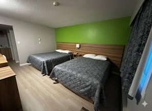 Habitación estándar, 2 camas de matrimonio, no fumadores | Escritorio, sistema de insonorización, tabla de planchar con plancha