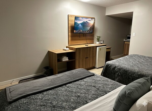 Habitación estándar, 2 camas Queen size, para no fumadores | Escritorio, insonorización, tabla de planchar con plancha y wifi gratis 