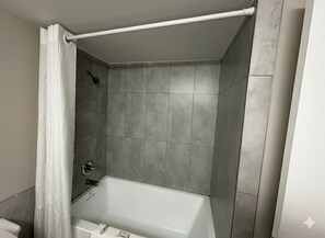 Shower, hair dryer, towels - Quesnel Inn (Quesnel)