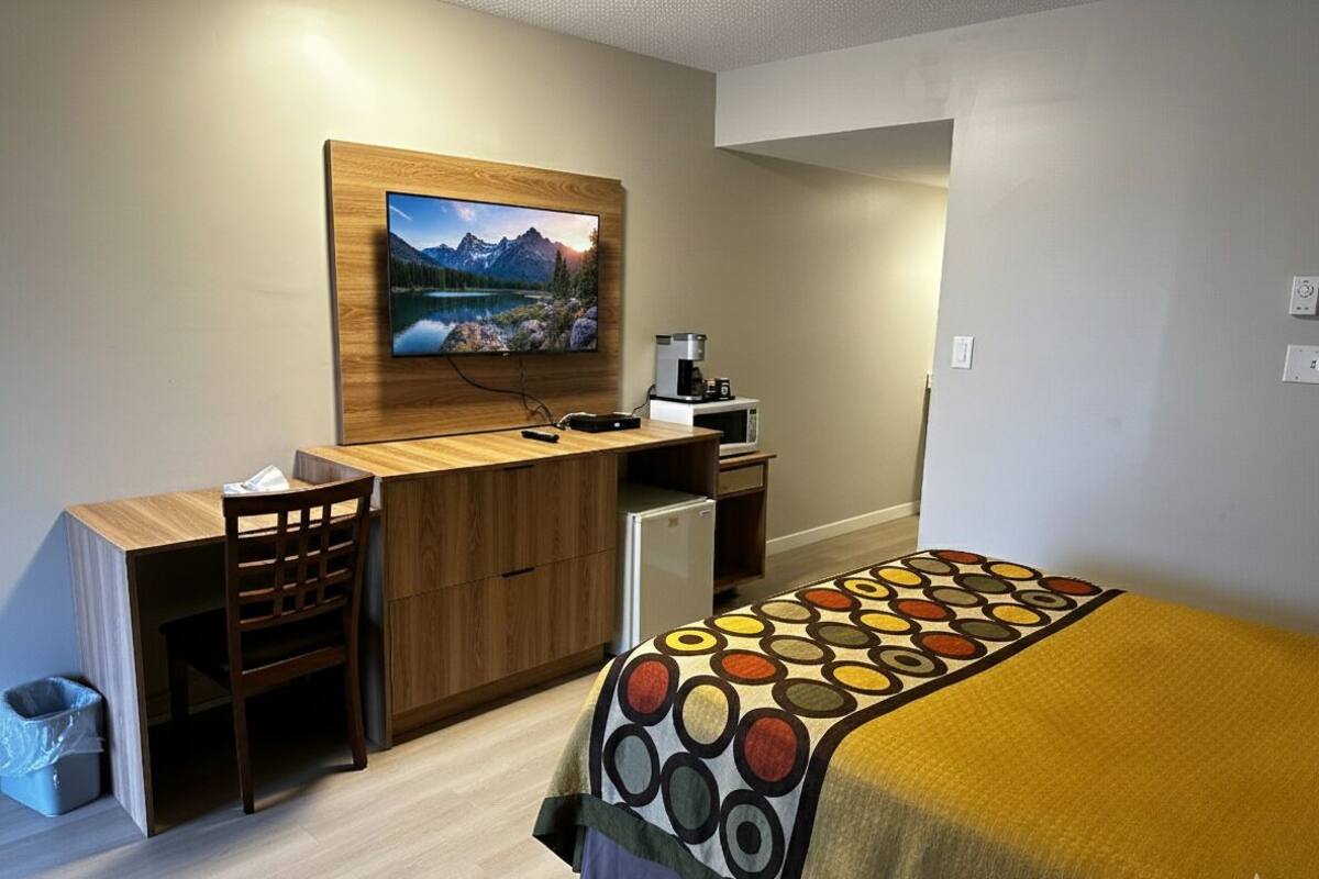 Schreibtisch, schallisolierte Zimmer, Bügeleisen/Bügelbrett