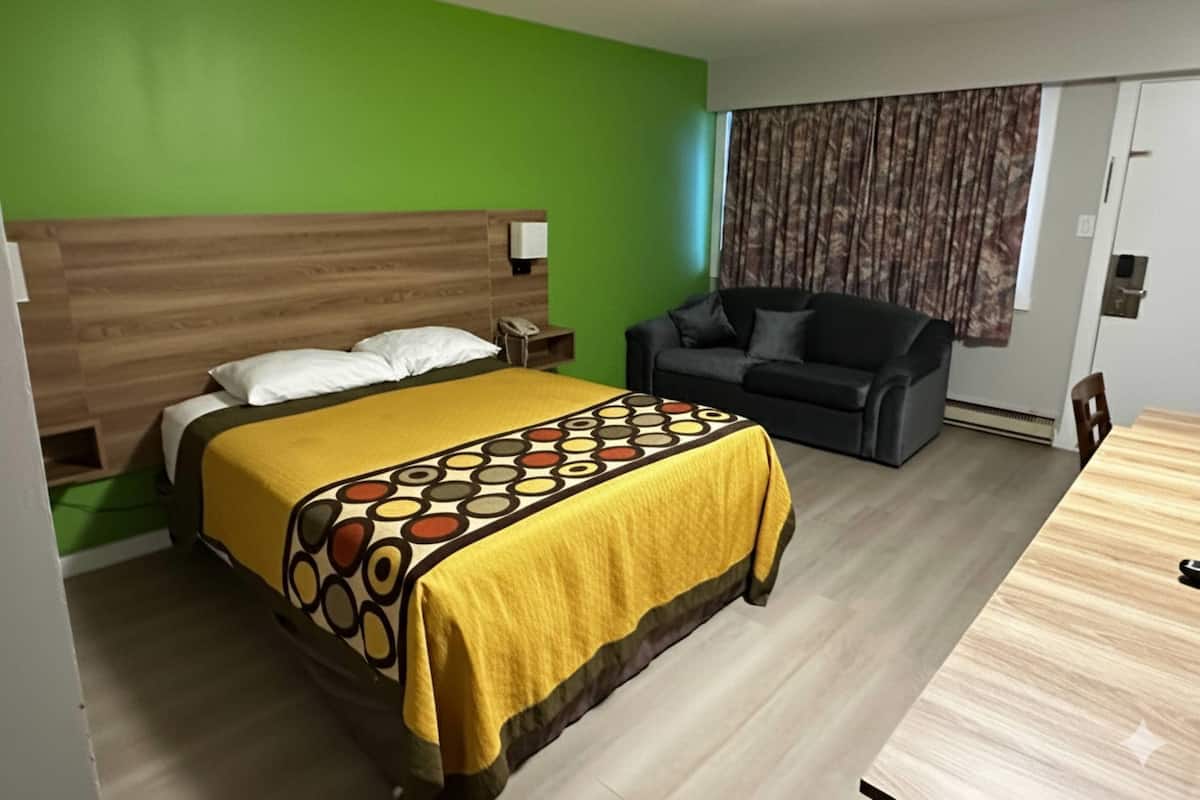 Standard Room, 1 Queen Bed, Non Smoking | Desk, soundproofing, iron/ironing board, free WiFi