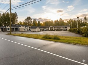 Front of property - Quesnel Inn (Quesnel)