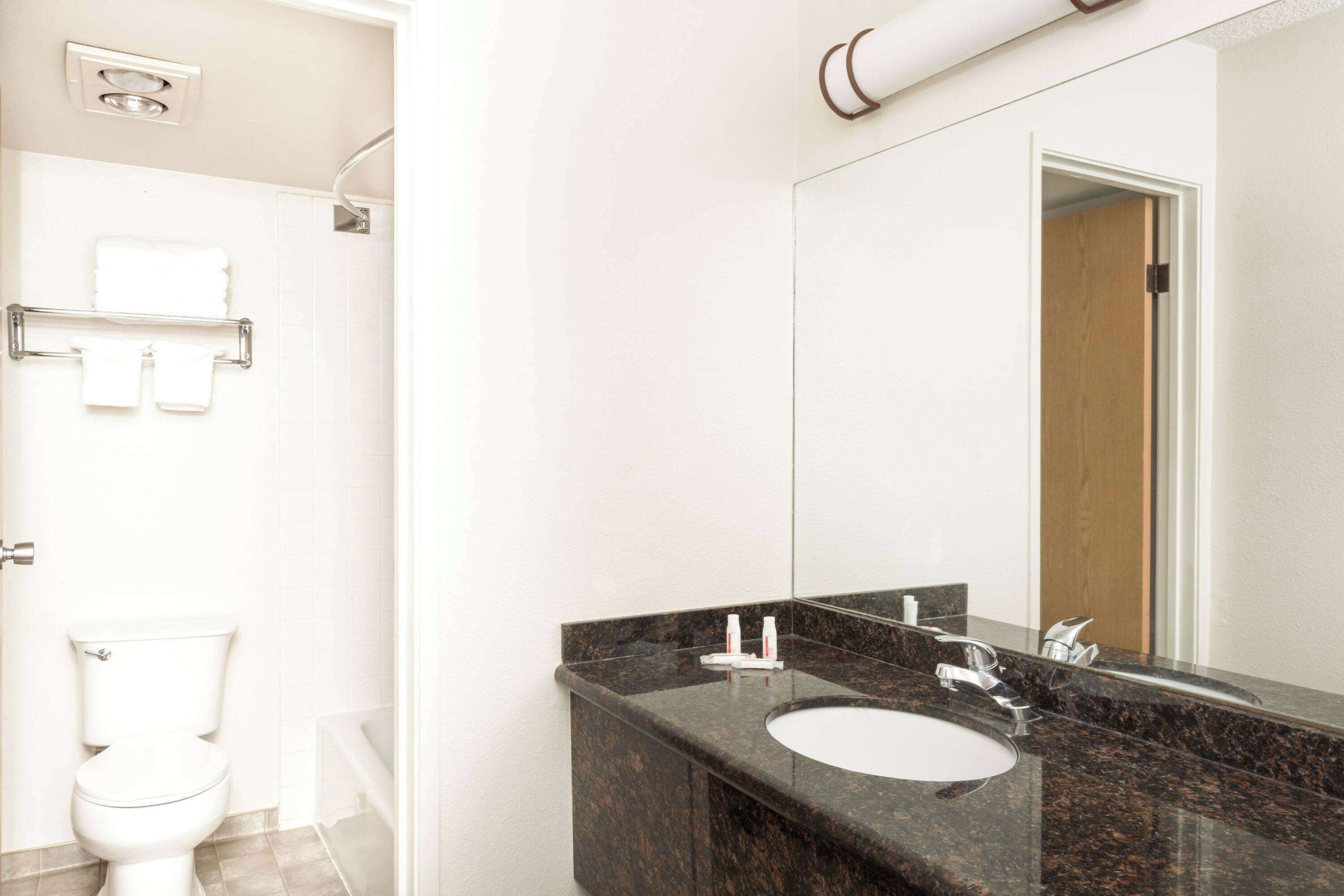 Room, 1 Queen Bed, Non Smoking | Bathroom | Hydromassage showerhead, hair dryer, towels