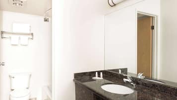 Room, 1 Queen Bed, Non Smoking | Bathroom | Hydromassage showerhead, hair dryer, towels