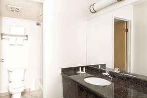 Habitación, 1 cama Queen size, para no fumadores | Baño | Regadera con hidromasaje, secadora de cabello, toallas 