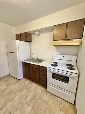 Room, 1 Queen Bed, Non Smoking | Private kitchenette