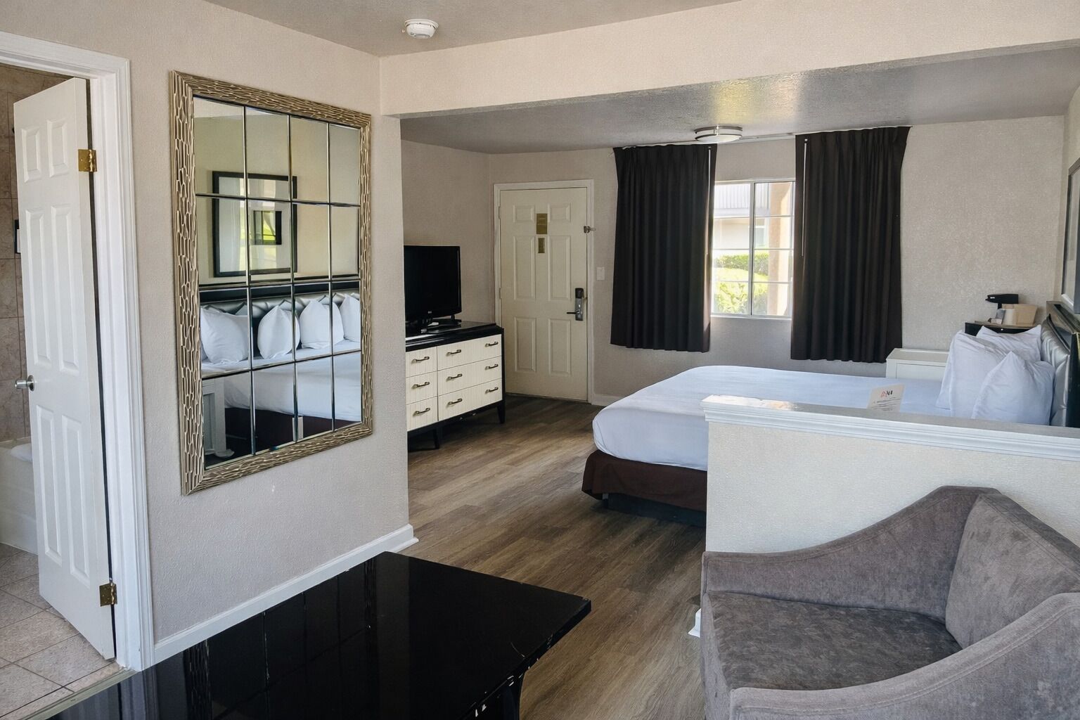 Suite, 1 King Bed | Iron/ironing board, free WiFi, bed sheets