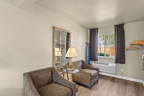 Habitación, 1 cama Queen size (ADA) | Tabla de planchar con plancha, wifi gratis y ropa de cama 