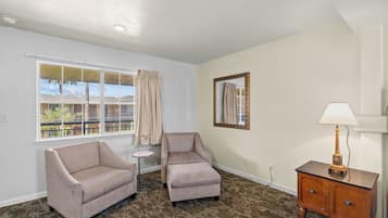 Room, 1 King Bed | Iron/ironing board, free WiFi, bed sheets