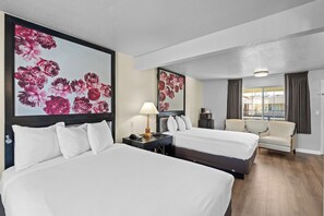 Quarto, 2 camas Queen | Ferros/tábuas de passar roupa, Wi-Fi de cortesia, roupa de cama