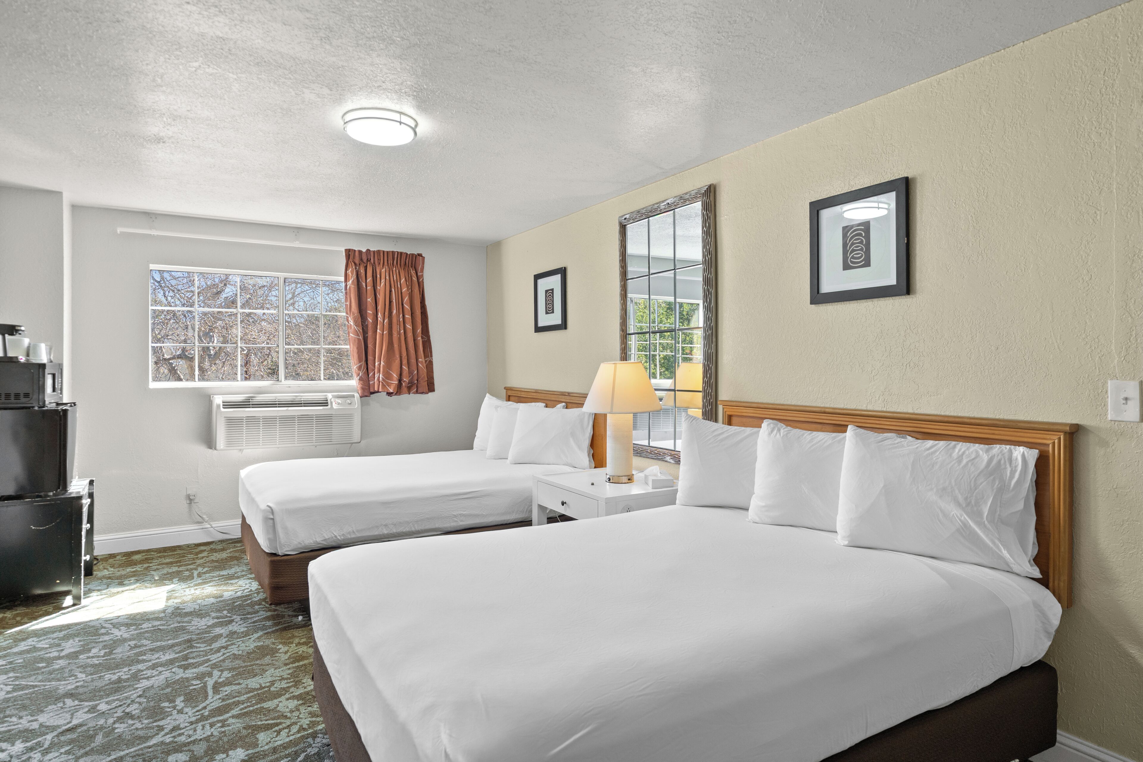 Quarto, várias camas | Ferros/tábuas de passar roupa, Wi-Fi de cortesia, roupa de cama