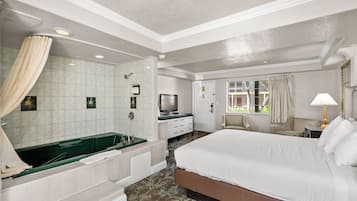 Studio, 1 King Bed (Whirlpool) | Iron/ironing board, free WiFi, bed sheets