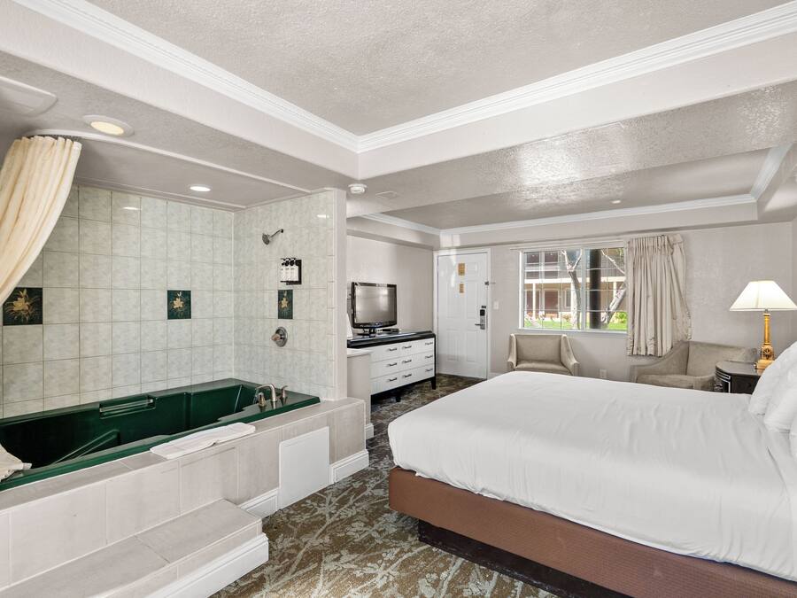 Studio, 1 King Bed (Whirlpool)