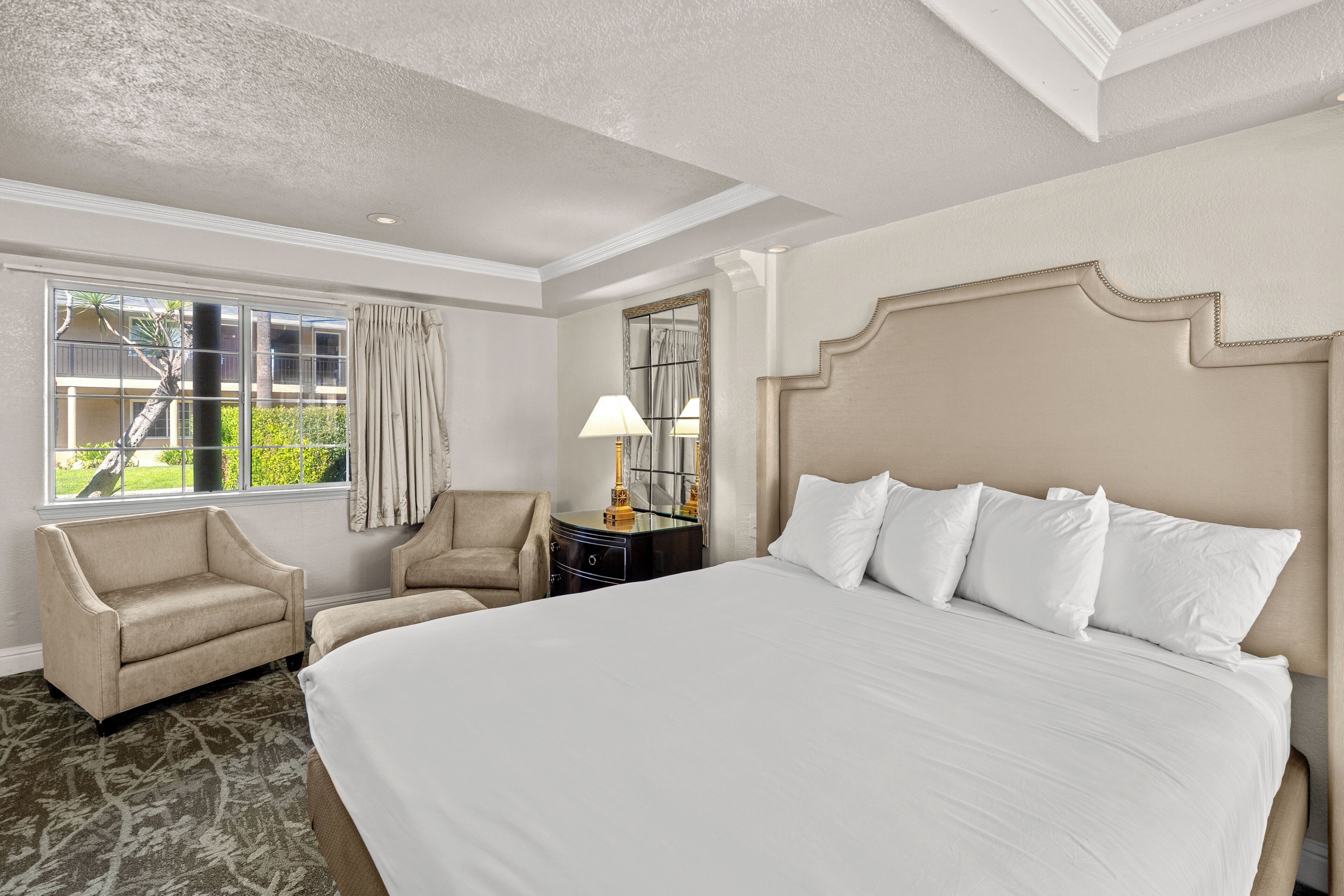 Studio, 1 King Bed (Whirlpool) | Iron/ironing board, free WiFi, bed sheets