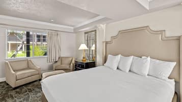 Studio, 1 King Bed (Whirlpool) | Iron/ironing board, free WiFi, bed sheets