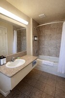 Suite monolocale, 1 letto king | Bagno | Set di cortesia gratuito, asciugacapelli, asciugamani, sapone