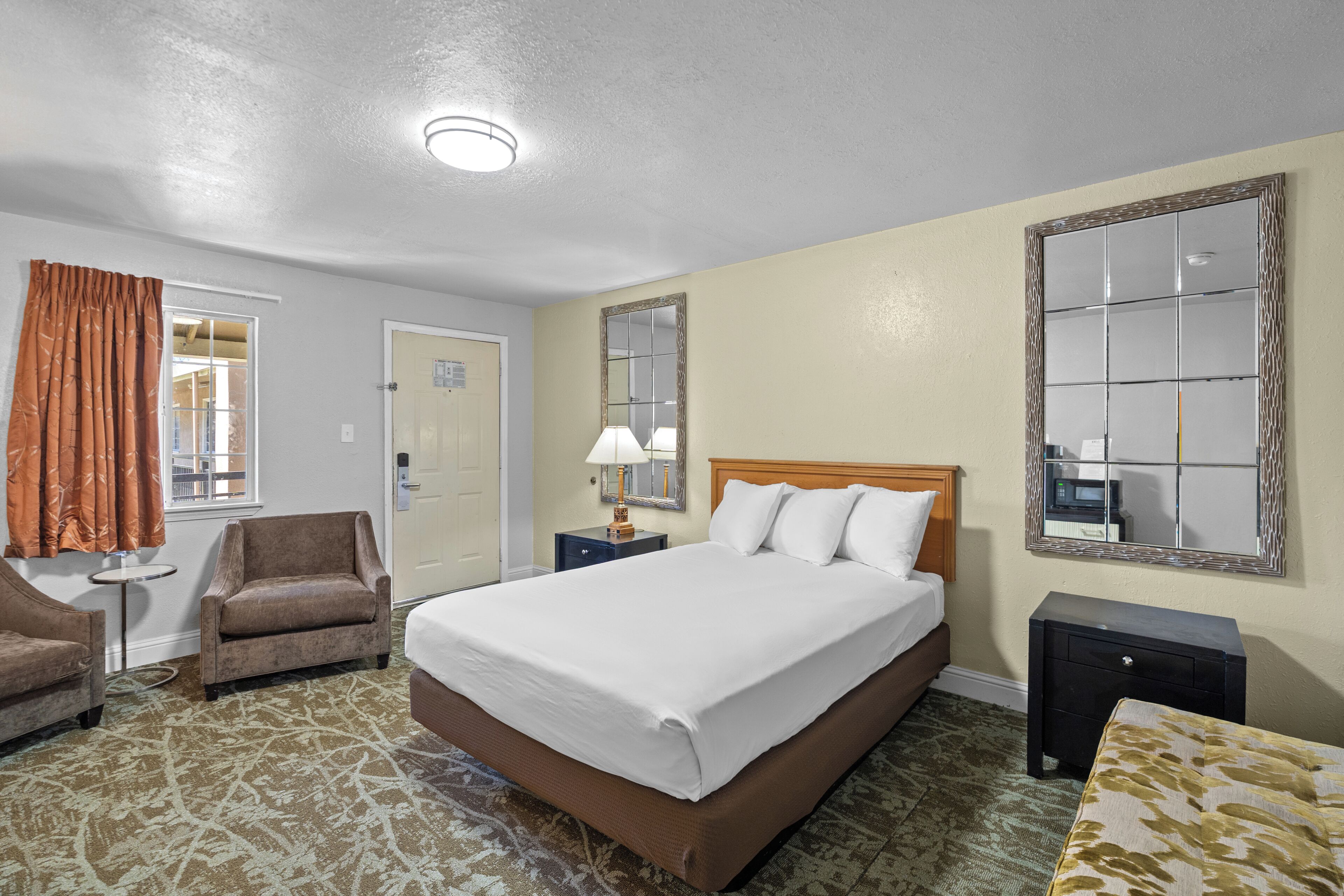 Quarto, 1 cama Queen | Ferros/tábuas de passar roupa, Wi-Fi de cortesia, roupa de cama