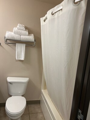 Chambre simple de base, 2 lits doubles | Salle de bain | Ensemble baignoire-douche, séchoir à cheveux, serviettes fournies, savon