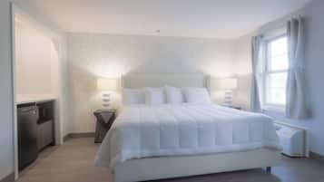 Kamer | Een bureau, een laptopwerkplek, verduisterende gordijnen