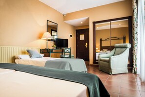 ميني بار وخزنة داخل الغرفة ومكتب وستائر تعتيم