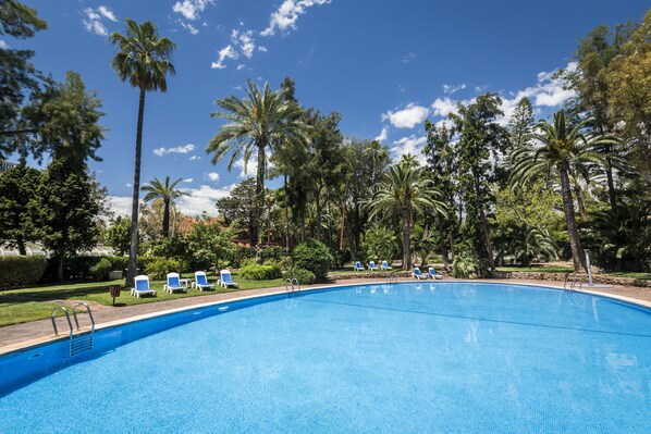 حمّام سباحة خارجي، مقاعد للتشمس