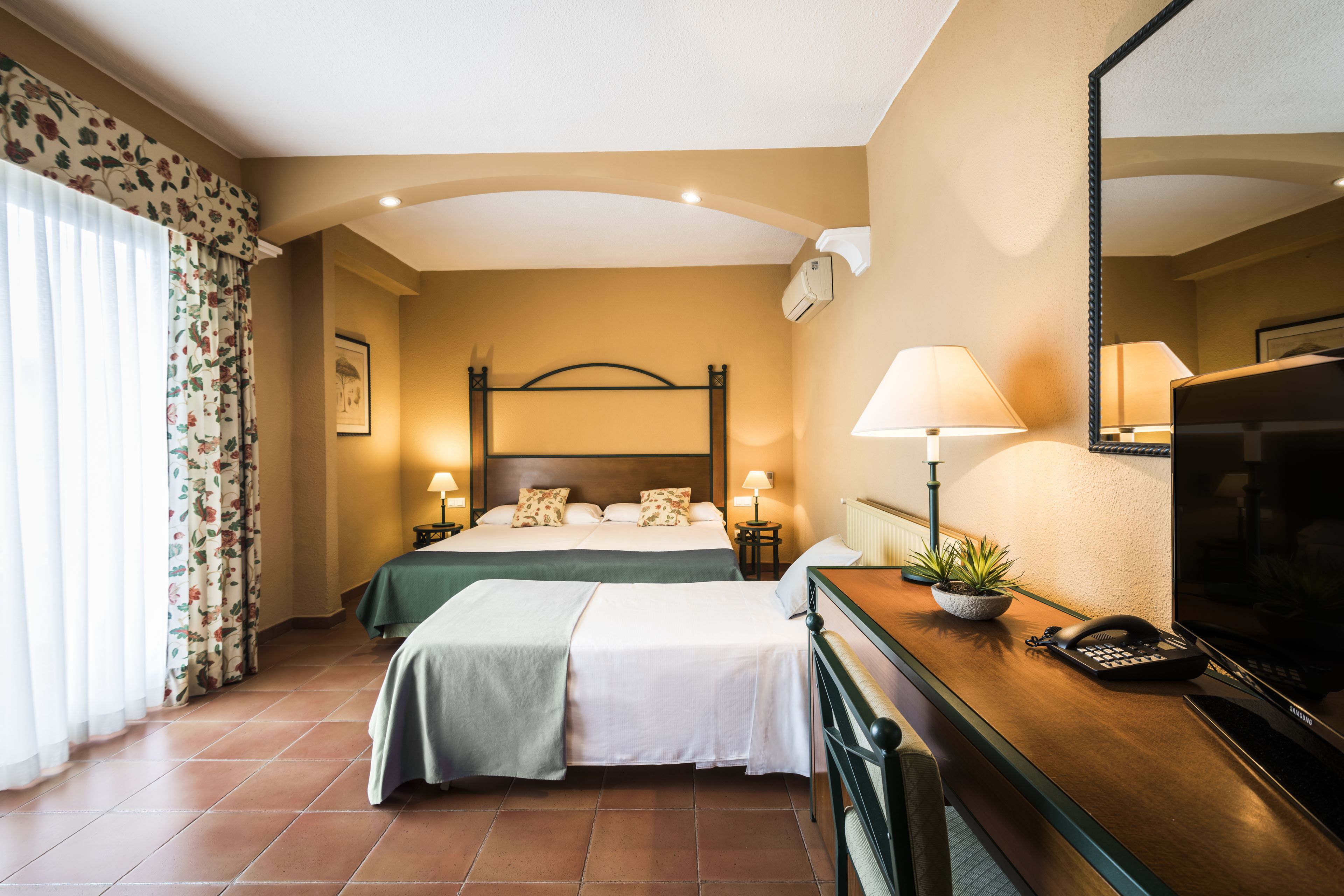 ميني بار وخزنة داخل الغرفة ومكتب وستائر تعتيم