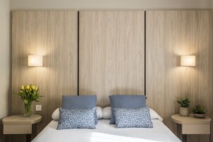 Minibar, caja fuerte, escritorio y cortinas opacas